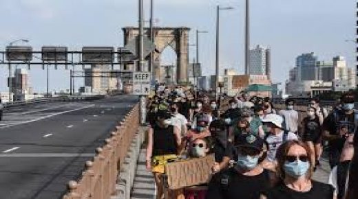 Manifestations: levée du couvre-feu à New York