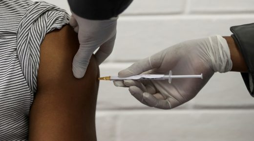 Le vaccin contre la COVID-19 devrait être, en général, gratuit aux États-Unis