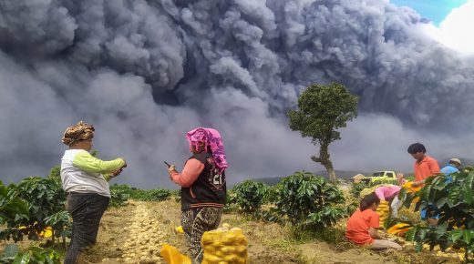 Indonésie: le volcan Sinabung crache un énorme nuage de cendres