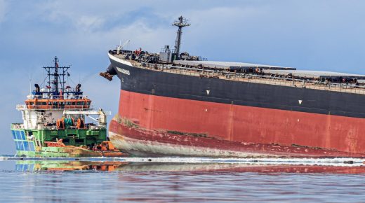 Marée noire: le bateau échoué à l’île Maurice menace de se briser