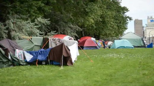 Les campeurs de la rue Notre-Dame refusent de plier bagage