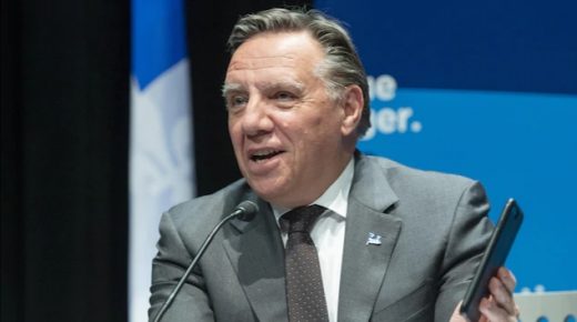 Le début de la vaccination insuffle une bonne dose d’optimisme à François Legault