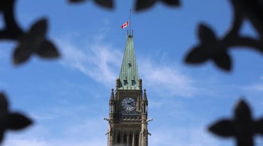 Le drapeau restera en berne à Ottawa pour la fête du Canada