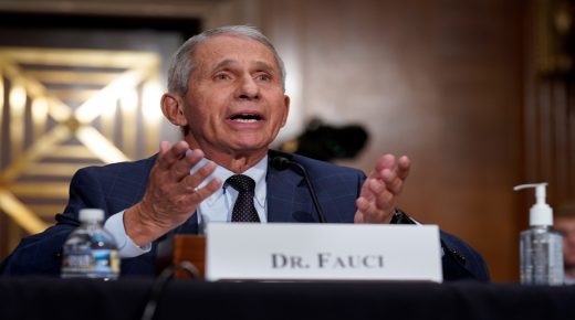 Le Dr Anthony Fauci n’anticipe pas de nouveaux confinements