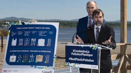 Six produits de plastique à usage unique interdits au Canada à compter de 2023