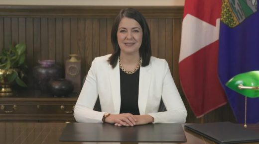 Danielle Smith dépensera 2,4 G$ pour aider les Albertains à faire face à l’inflation