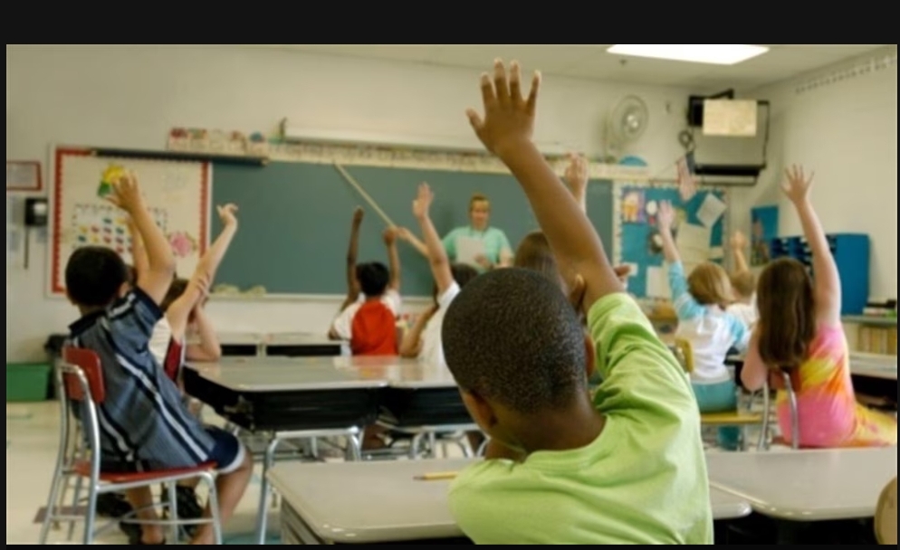 Vague de chaleur attendue : « S’il faut fermer des écoles, faites-le! » dit Drainville