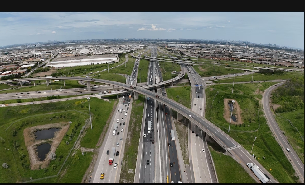 Pas qu’un simple tunnel : sous l’autoroute 401, Doug Ford veut trois étages souterrains