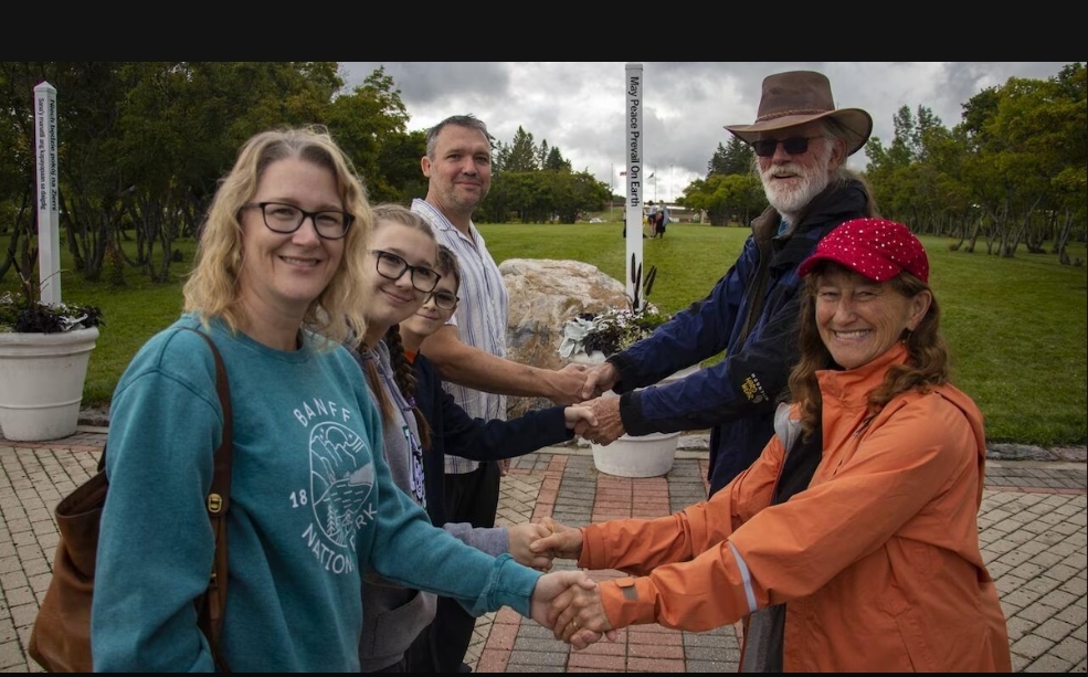 Des Américains et des Canadiens célèbrent l’amitié en dépit des tensions politiques