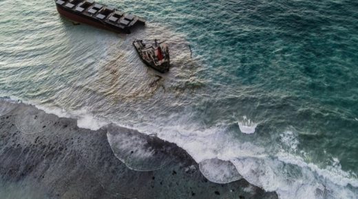 Le navire échoué sur les côtes de l’île Maurice s’est brisé en deux