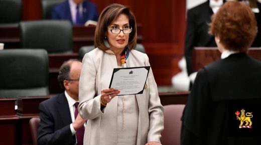 La lieutenante-gouverneure Salma Lakhani fait son entrée à l’Assemblée albertaine