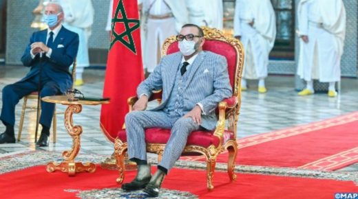 SM le Roi préside la cérémonie de lancement et de signature de conventions relatives au projet de fabrication et de mise en seringue au Maroc du vaccin anti-Covid19 et autres vaccins