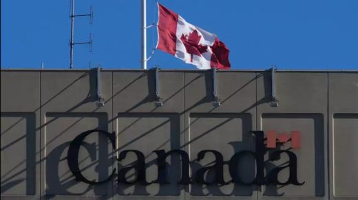 Le drapeau toujours en berne à l’approche du jour du Souvenir