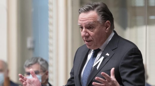 Impossible d’offrir une hausse de 20 % à tous les employés de l’État, dit Legault