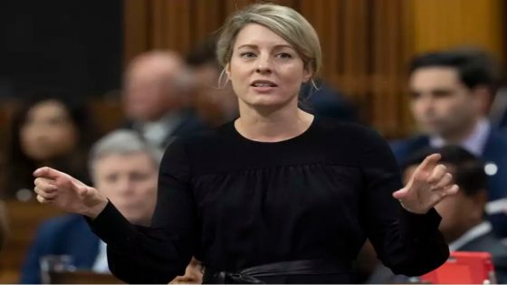 Mélanie Joly s’abstient de critiquer la fronde des députés montréalais