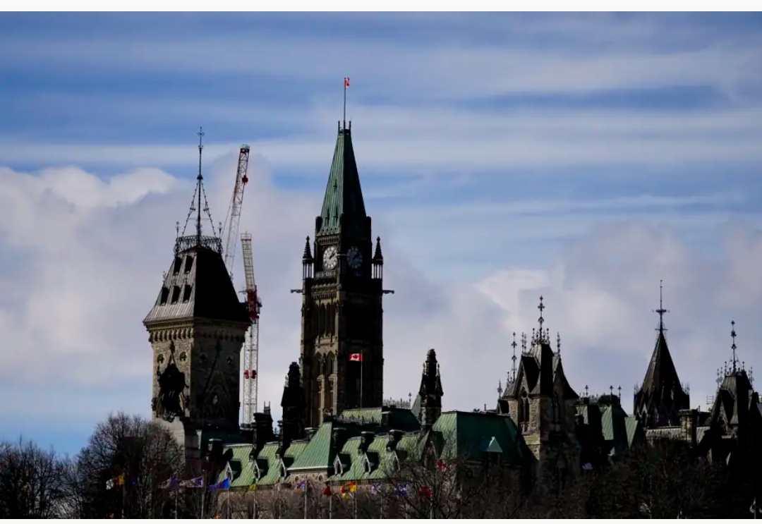 Les libéraux et les conservateurs seraient au coude-à-coude