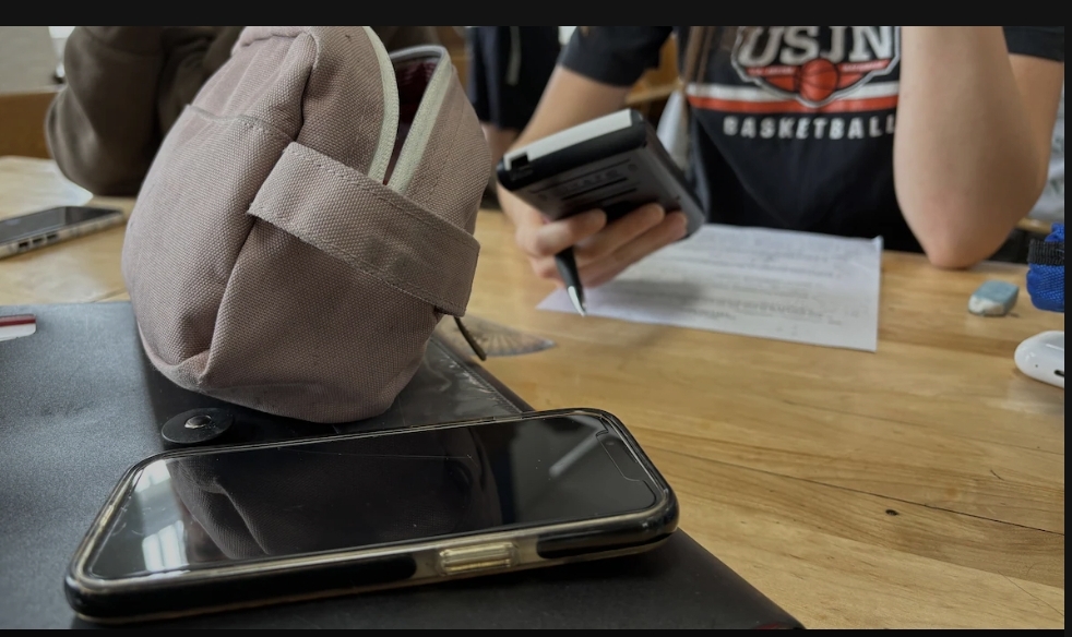 Québec interdira le cellulaire dans toutes les écoles dès septembre