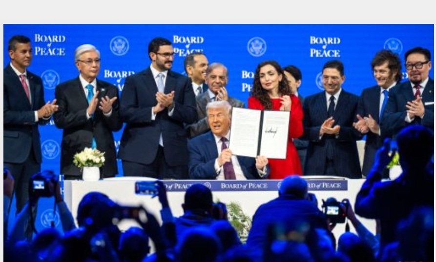 Sur Instruction de SM le Roi Mohammed VI, Président du Comité Al-Qods, M. Nasser Bourita procède à Davos à la signature de la Charte constitutive du Conseil de Paix