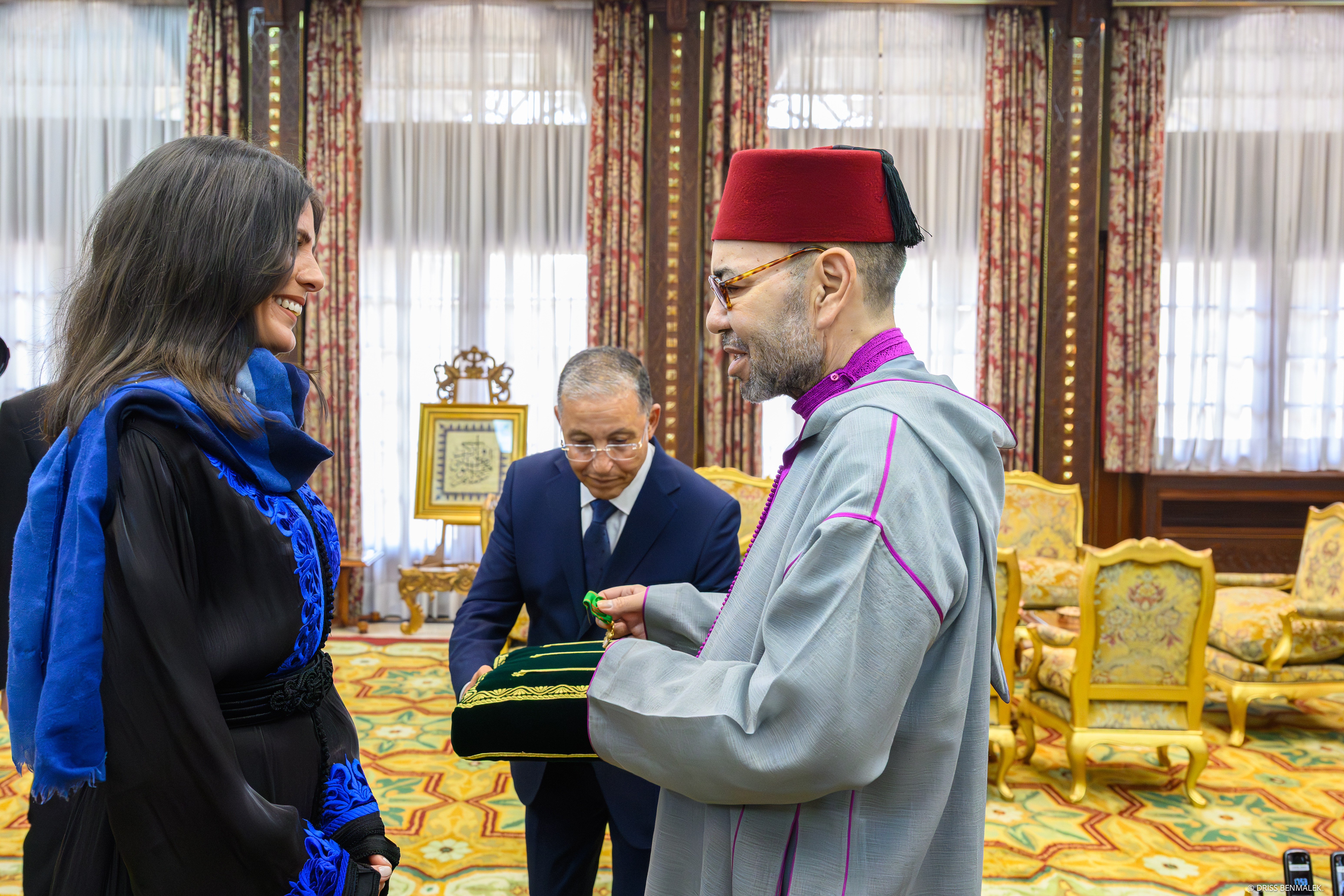 SM le Roi reçoit l’alpiniste marocaine Nawal Sfendla et la décore du Wissam Al Moukafaa Al Watania de l’ordre d’Officier