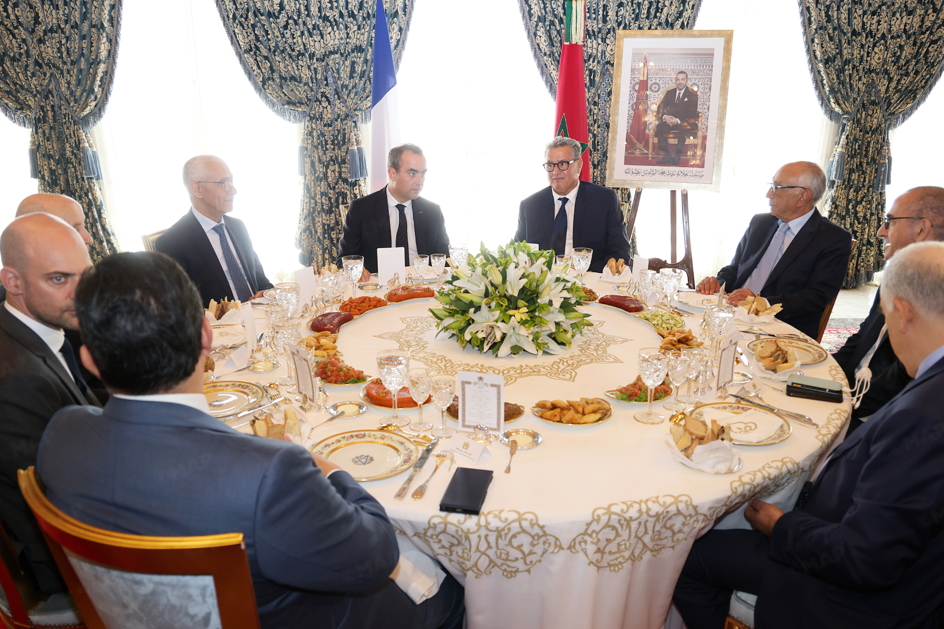SM le Roi offre un déjeuner en l’honneur du Premier ministre français et la délégation l’accompagnant présidé par M. Akhannouch
