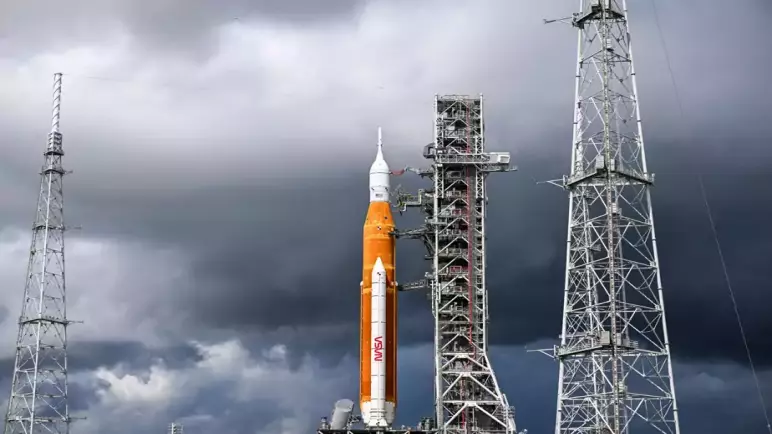 Le décollage de la fusée de la NASA vers la Lune de nouveau reporté