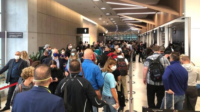 Délais et annulations dans les aéroports : un comité fédéral se réunit d’urgence